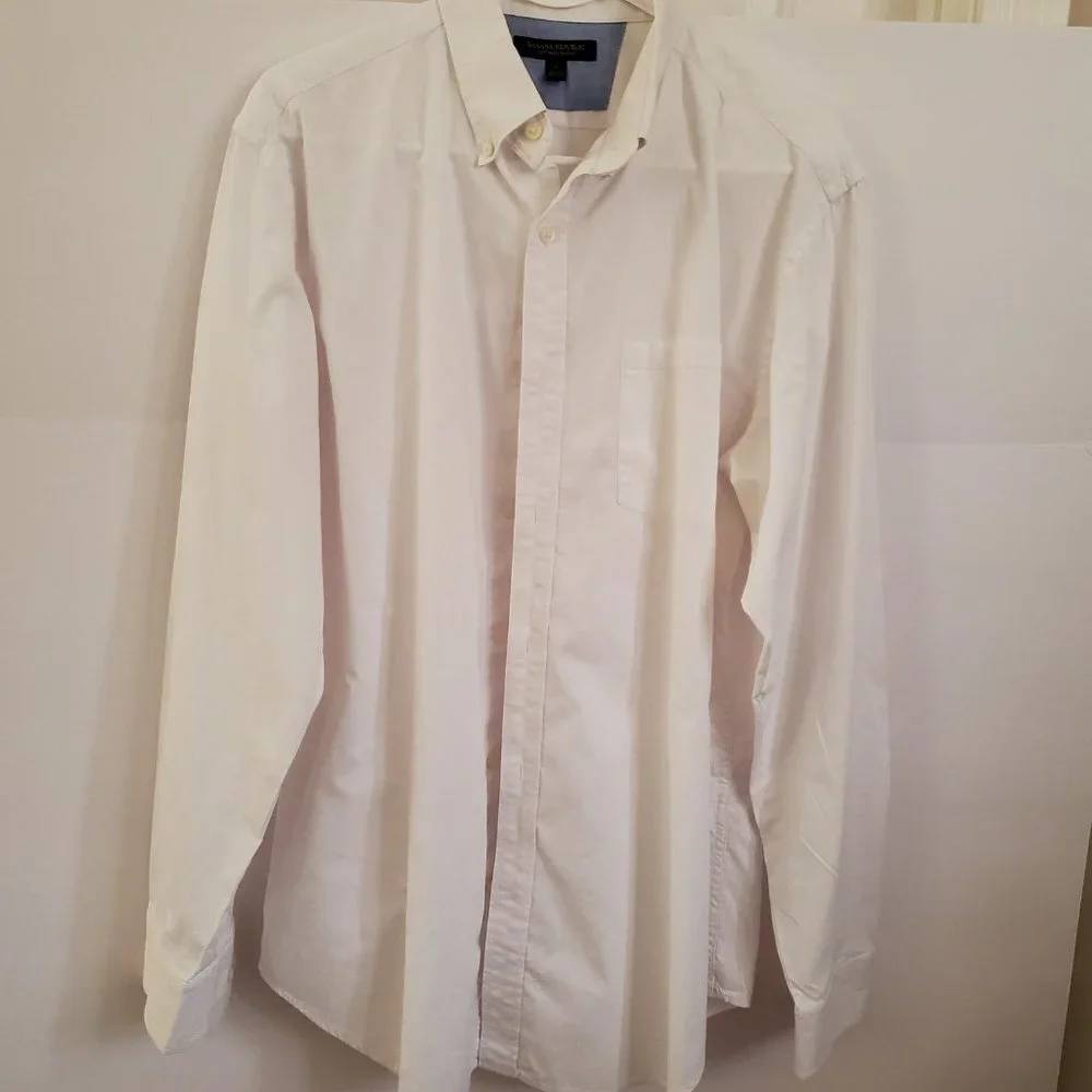 Banana Republic classic button down white shirt Size L. 97% cotton 3%Lycra.